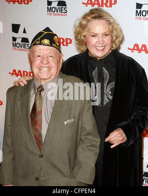 Mickey Rooney et son épouse, Jan Chamberlin l'AARP Magazine's 10th Annual les films pour adultes bourses détenues au Beverly Wilshire Hotel - Arrivées Los Angeles, Californie - 07.02.11 Banque D'Images