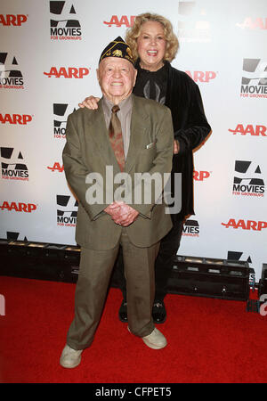 Mickey Rooney et son épouse, Jan Chamberlin l'AARP Magazine's 10th Annual les films pour adultes bourses détenues au Beverly Wilshire Hotel - Arrivées Los Angeles, Californie - 07.02.11 Banque D'Images