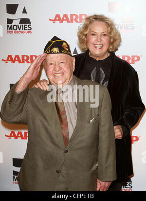 Mickey Rooney et son épouse, Jan Chamberlin l'AARP Magazine's 10th Annual les films pour adultes bourses détenues au Beverly Wilshire Hotel - Arrivées Los Angeles, Californie - 07.02.11 Banque D'Images