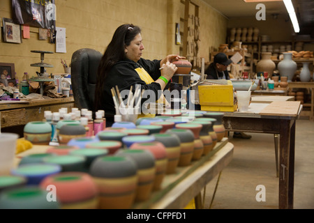 Rapid City, Dakota du Sud - Jeanne High Elk, membre de la Cheyenne River Sioux, crée la poterie à la Poterie Sioux. Banque D'Images