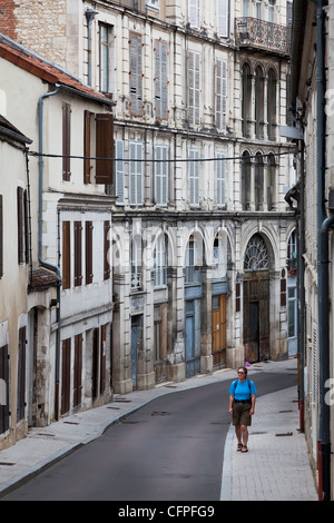 Femme en street dans la vieille partie d'Auxerre, Bourgogne, France Banque D'Images