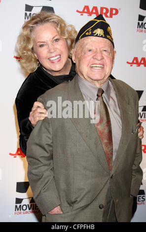 Mickey Rooney Rooney Jan et l'AARP Magazine's 10th Annual les films pour adultes bourses détenues au Beverly Wilshire Hotel - Arrivées Los Angeles, Californie - 07.02.11 Banque D'Images