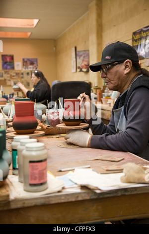 Rapid City, Dakota du Sud - Del Loefer, membre de la Rosebud Sioux, crée la poterie à la Poterie Sioux. Banque D'Images