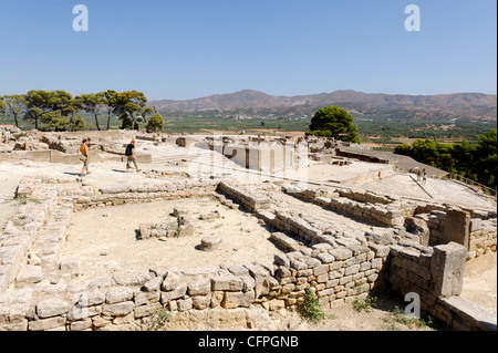 Phaistos. La Crète. La Grèce. Vue sur trois niveaux du palais de Phaistos qui est magnifiquement situé sur la crête rocheuse donnant sur Banque D'Images