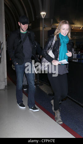 Emily Blunt et son mari John Krasinski arrivent à LAX Los Angeles, USA - 08.02.11 Banque D'Images