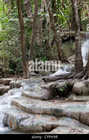 Après la saison des pluies, les chutes d'Erawan étagée (Kanchanaburi-Thailand). La cascade à rebonds d'Erawan (Kanchanaburi). Banque D'Images