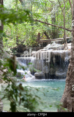 Après la saison des pluies, les chutes d'Erawan étagée (Kanchanaburi-Thailand). La cascade à rebonds d'Erawan (Kanchanaburi). Banque D'Images