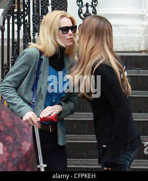 Claudia Schiffer et Elle Macpherson se donner mutuellement un baiser sur la joue après avoir un chat à l'extérieur de l'école pour leurs enfants à Londres, Angleterre - 10.02.11 Banque D'Images