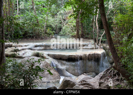 Après la saison des pluies, les chutes d'Erawan étagée (Kanchanaburi-Thailand). La cascade à rebonds d'Erawan (Kanchanaburi). Banque D'Images