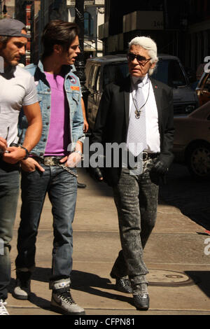 Baptiste Giabiconi et Karl Lagerfeld shop dans SoHo New York City, USA - 11.09.10 Banque D'Images