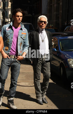 Baptiste Giabiconi et Karl Lagerfeld shop dans SoHo New York City, USA - 11.09.10 Banque D'Images