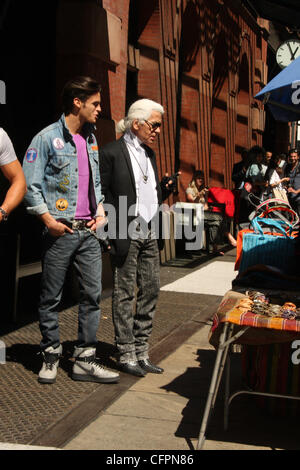 Baptiste Giabiconi et Karl Lagerfeld shop dans SoHo New York City, USA - 11.09.10 Banque D'Images