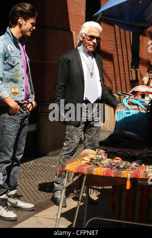 Baptiste Giabiconi et Karl Lagerfeld shop dans SoHo New York City, USA - 11.09.10 Banque D'Images