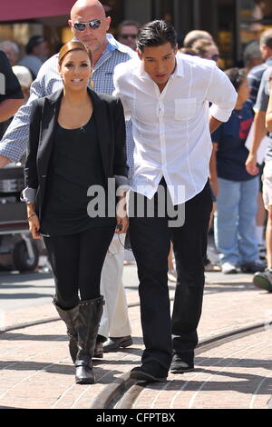 Mario Lopez et Eva Longoria Parker tournage pour le programme de télévision de divertissement 'Extra' du Grove à Hollywood. Los Angeles, Californie - 17.09.10 Banque D'Images