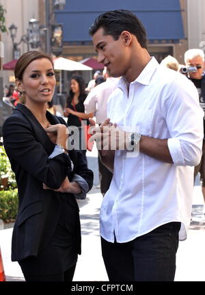 Eva Longoria Parker et Mario Lopez filmer pour le programme de télévision de divertissement 'Extra' du Grove à Hollywood. Los Angeles, Californie - 17.09.10 Banque D'Images