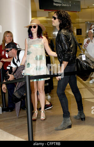 Katy Perry et Russell Brand arrivant ensemble à l'aéroport de LAX pour prendre un avion. Marque a été plus tard arrêté, soupçonné de batterie après avoir attaqué un groupe de paparazzis Los Angeles, Californie - 17.09.10 ARRÊTÉ POUR MARQUE BATTERIE APRÈS AIRPORT Banque D'Images