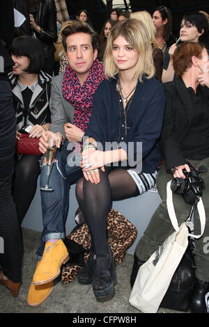 Lily Allen, Nick Grimshaw et Pixie Geldof London Fashion Week Spring/Summer 2011 - Unique Top Shop - Front Row et Catwalk Londres, Angleterre - 18.09.10 Banque D'Images