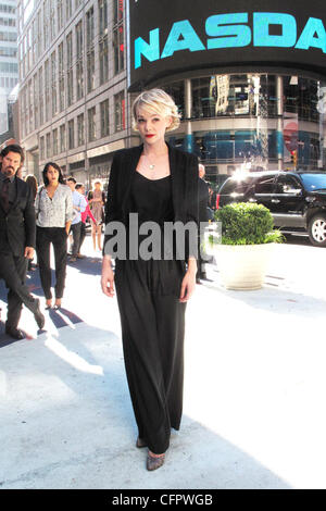 Carey Mulligan 'Wall Street : l'argent ne dort jamais" cast sonne la cloche d'ouverture au NASDAQ MarketSite New York City, USA - 20.09.10 Banque D'Images