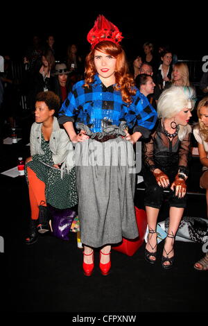 Paloma Faith London Fashion Week Spring/Summer 2011 - Ashish - Front Row Londres, Angleterre - 21.09.10 Banque D'Images