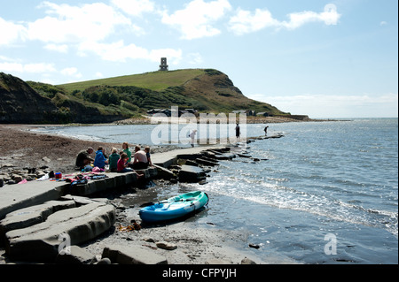 Dans le Dorset, Kimmeridge Bay avec Tour Clavell sur Hen Falaise dans la distance. Banque D'Images