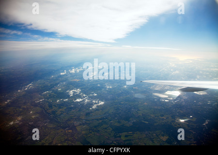 À bord de l'avion 747 au-dessus des Alpes de bout d'aile montrant au-dessus des nuages et les montagnes ci-dessous Banque D'Images