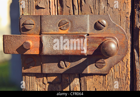 Old rusty loquet situé sur un guichet en bois Banque D'Images