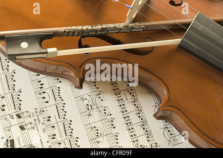 Violon et partie d'une feuille de musique Banque D'Images