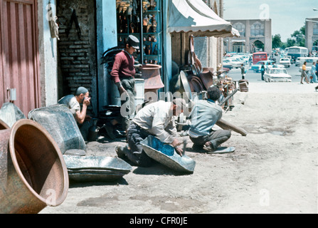 IRAN, Ispahan : Copper Alley, une rue d'Isfahan où les artisans font des plateaux traditionnels, les bols, Les samovars de cuivre et laiton. Banque D'Images