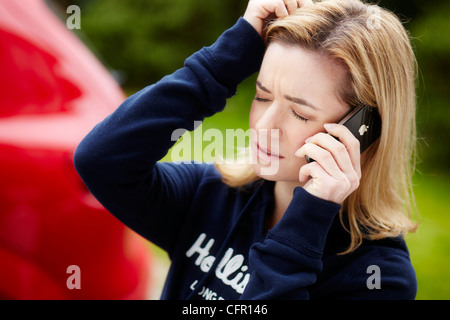 Fille à l'aide d'iPhone Banque D'Images