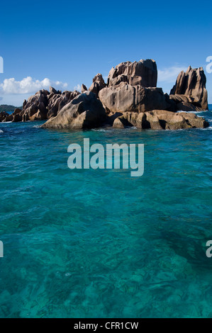 Saint Pierre, une île déserte en face de Prasline, l'une des 3 îles principales, est un paradis pour la plongée. Banque D'Images