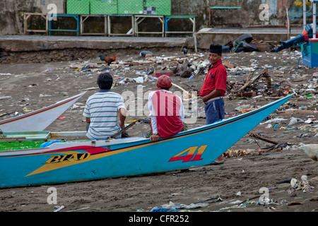 Petit bateau traditionnel dans la région de Makassar (Ujung Pandang), l'Indonésie, du Pacifique Sud, l'Asie du Sud. Banque D'Images