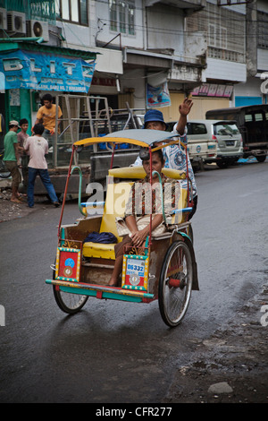 Rickshaw (taxi tricycle) dans une rue de Makassar (Ujung Pandang), Sulawesi, Indonésie, Asie, Pacifique Sud. Banque D'Images