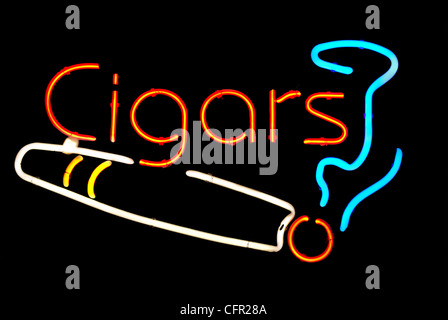 Les cigares avec de la fumée en néon isolé sur fond noir Banque D'Images