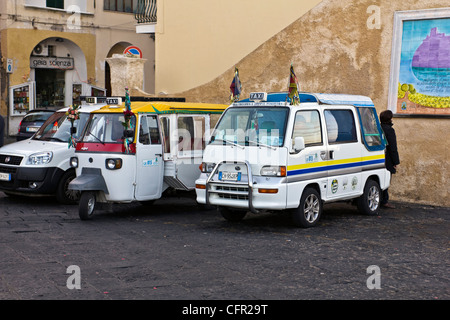 Folk et caratteristic taxi à Ischia Ponte, l'île de Ischia, dans le golfe de Naples, la Campanie, au sud de l'Italie Banque D'Images