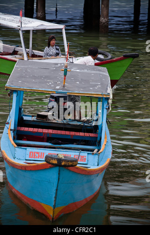 Petit bateau traditionnel dans la région de Makassar (Ujung Pandang), l'Indonésie, du Pacifique Sud, l'Asie du Sud. Banque D'Images