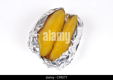 Cuit Cuit des pommes de terre Yukon Gold veste réduit de moitié enveloppé dans du papier d'aluminium sur fond blanc, cut out Banque D'Images