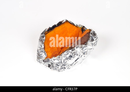 Yam également connu sous le nom de patate douce en USA cuit dans du papier d'aluminium et réduit de moitié sur fond blanc découpé. Banque D'Images