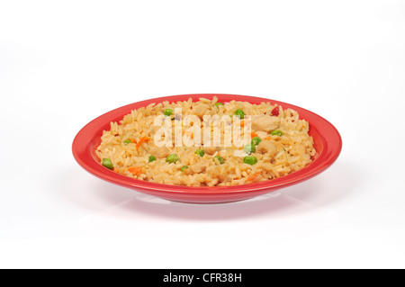 Riz frit au poulet sur la plaque rouge isolé Banque D'Images
