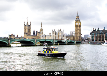 Londres - Mars 2012 - Un groupe d'appui de la police métropolitaine de patrouilles maritimes de la Tamise à l'extérieur du parlement Banque D'Images