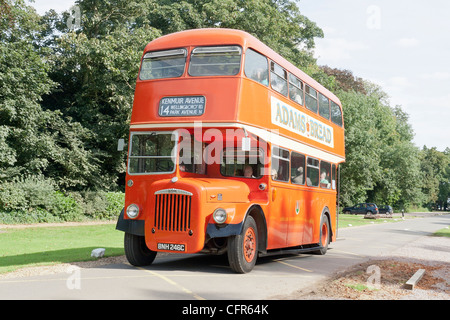 Une société de Northampton double decker bus rouge de 1960 Banque D'Images