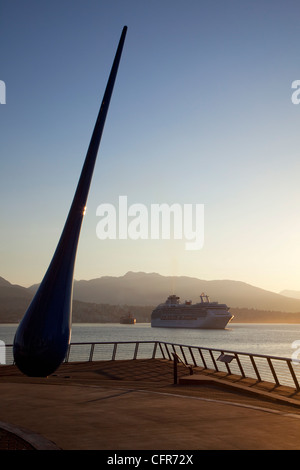 La sculpture des gouttes et des navires de croisière, Vancouver, British Columbia, Canada, Amérique du Nord Banque D'Images