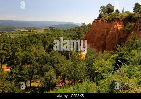 L'ocre rouge rock à Roussillon, Parc Naturel Régional du Luberon, Vaucluse, Provence, France, Europe Banque D'Images