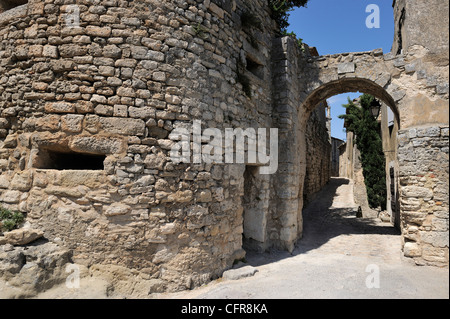 Portail des chevres (vieille porte de la ville) dans le pittoresque village médiéval de Lacoste, Provence, France, Europe Banque D'Images