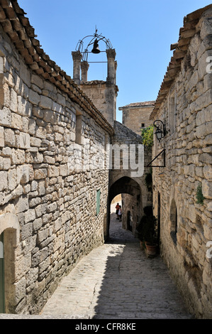 Ruelle pavée et clocher dans le pittoresque village médiéval de Lacoste, Provence, France, Europe Banque D'Images