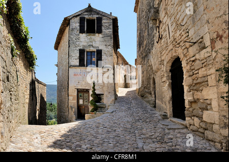 Ruelle pavée dans le pittoresque village médiéval de Lacoste, Provence, France, Europe Banque D'Images