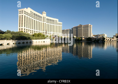 Hôtel Bellagio sur la gauche et Caesars Palace Hotel sur la droite, Las Vegas, Nevada, États-Unis d'Amérique, Amérique du Nord Banque D'Images