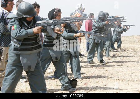 Femme Police nationale afghane au feu un AMD-65, une version hongroise de l'AK-47, pendant une période de huit semaines au cours de formation de base de la police au Centre de formation, 10 juillet 2010 à Kaboul, Afghanistan. Banque D'Images