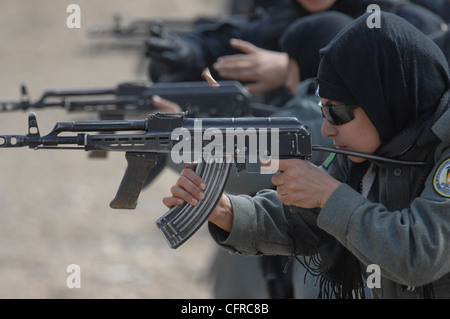 Femme Police nationale afghane au feu un AMD-65, une version hongroise de l'AK-47, pendant une période de huit semaines au cours de formation de base de la police au Centre de formation, 10 juillet 2010 à Kaboul, Afghanistan. Banque D'Images