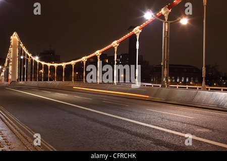 Sur les véhicules la nuit Chelsea Bridge Banque D'Images