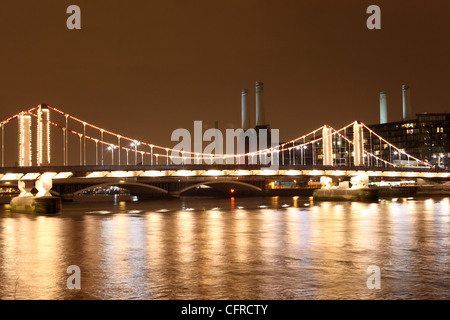 Chelsea Bridge et Battersea Power Station de nuit Banque D'Images